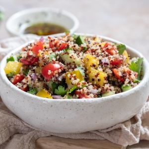 Sałatka z quinoa i pomidorami