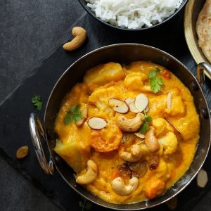 Wegetariańskie curry z orzechami nerkowca 