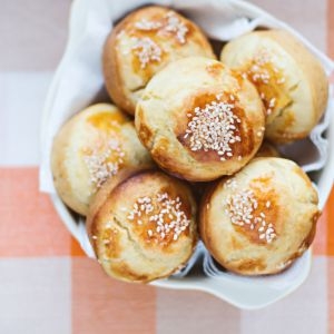 Muffiny z parmezanem i białym sezamem